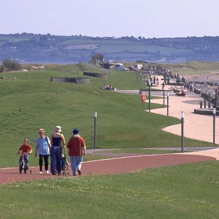 Modern 1 Bed Apartment Next To Beach And Golf Course Llanelli Kültér fotó